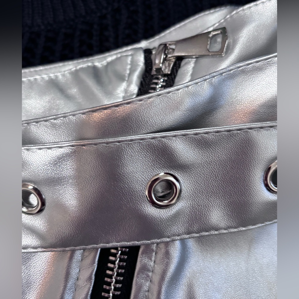 Metallic Silver Women's Skirt size xxl NWT‎ with zippered pockets and belt - Picture 7 of 8